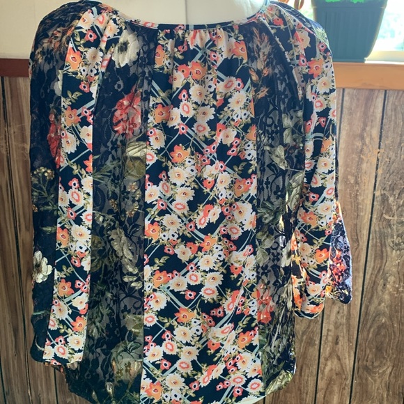 fig and flower size large , EUC ladies blouse lace front - Picture 3 of 3